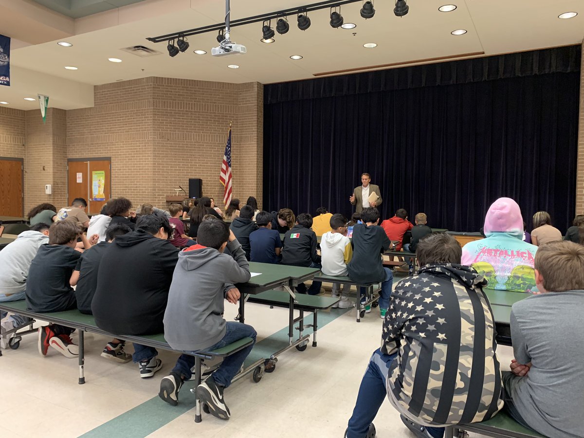 Barnes MS Making History, Marking History PBL classes got the opportunity to hear from former Seguin Mayor Stautzenberger about his experience during the Flood of 1998. We appreciate him sharing his story!
