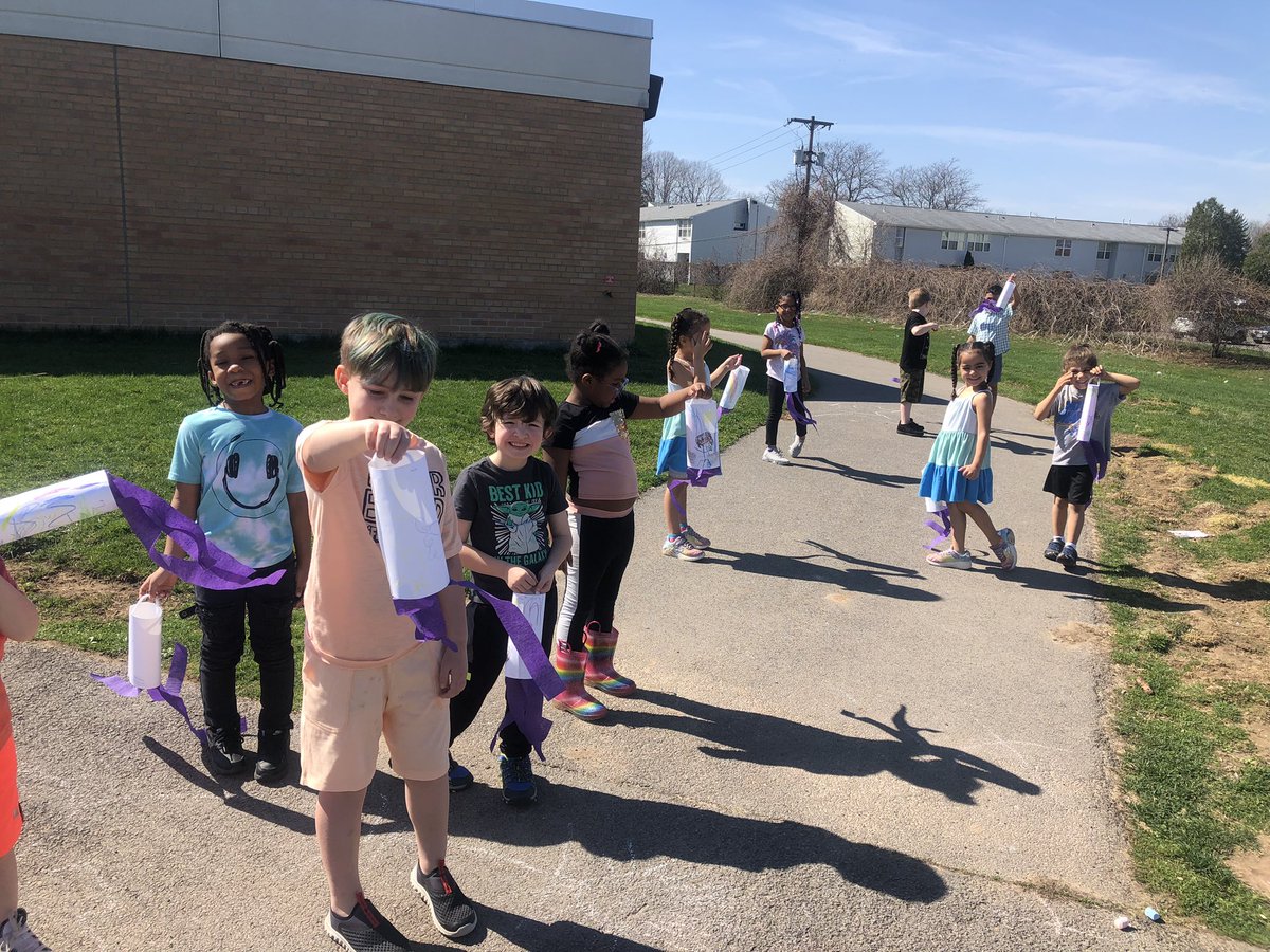 AshleyMDame's tweet photo. Today we made these awesome wind tools to find the direction of the wind @GreeceELC for our @BOCES4Science weather unit! 💨
@sgesposito3 @MsCartwright27 https://t.co/EgePOfGbdf