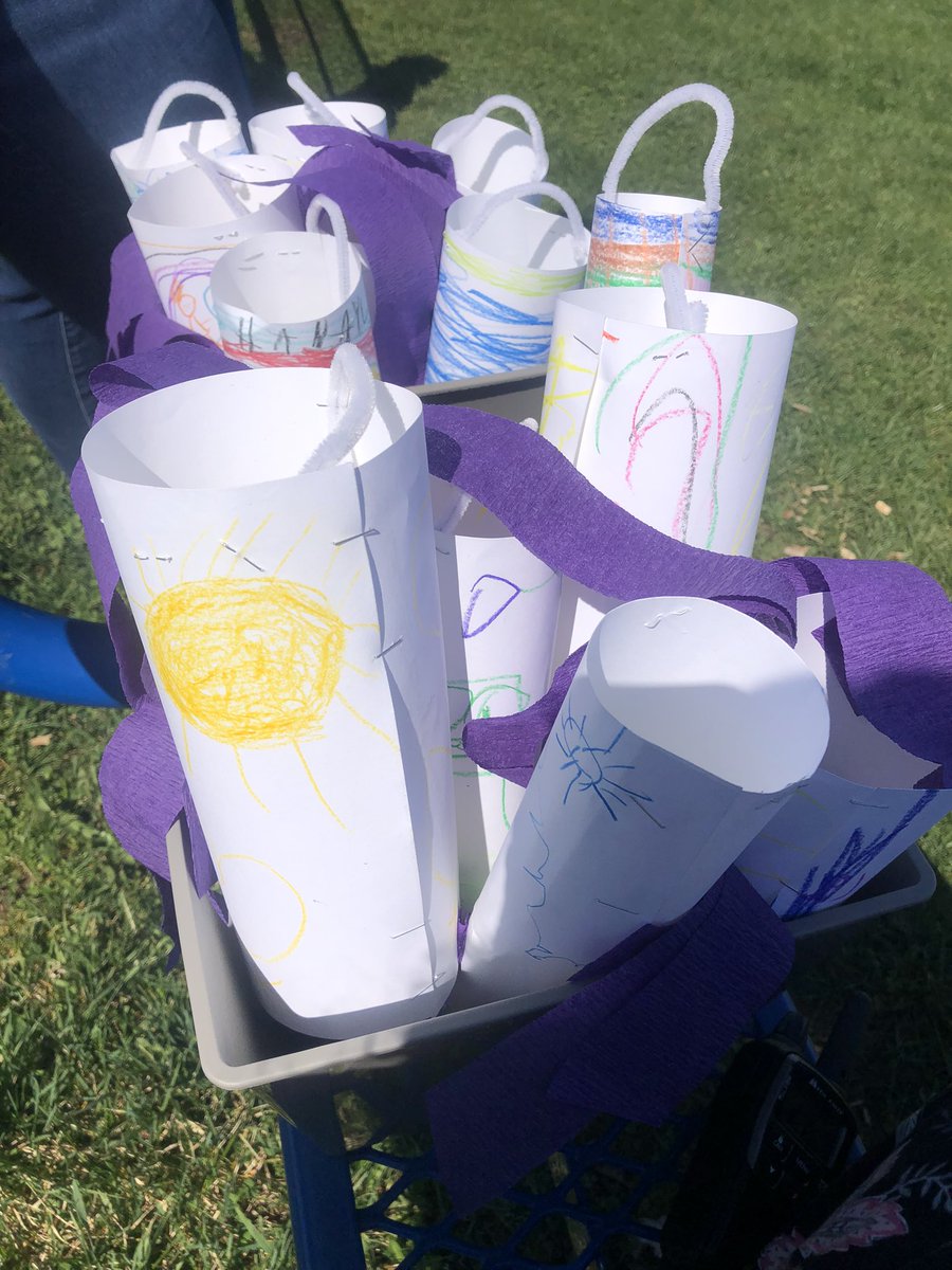 AshleyMDame's tweet photo. Today we made these awesome wind tools to find the direction of the wind @GreeceELC for our @BOCES4Science weather unit! 💨
@sgesposito3 @MsCartwright27 https://t.co/EgePOfGbdf