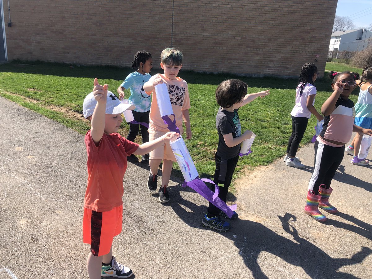 AshleyMDame's tweet photo. Today we made these awesome wind tools to find the direction of the wind @GreeceELC for our @BOCES4Science weather unit! 💨
@sgesposito3 @MsCartwright27 https://t.co/EgePOfGbdf