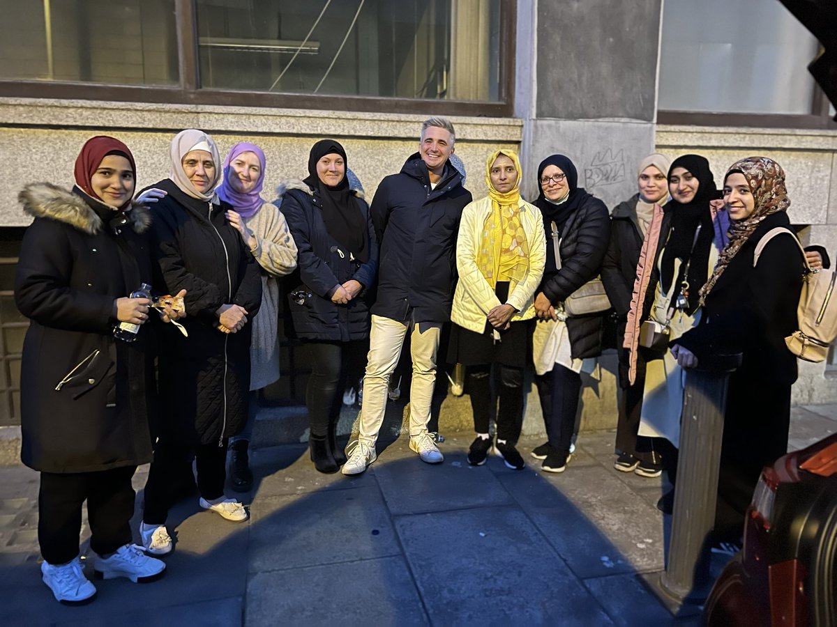 Today’s soup run was insanely difficult and the queue was very very long. We went in with almost 450 hot meals, burgers, soups, salad, sandwiches, fruits, vegetables, biscuits, chocolate, crisps, protein bars, baby, food, teas and coffee. We saw many families today and especially