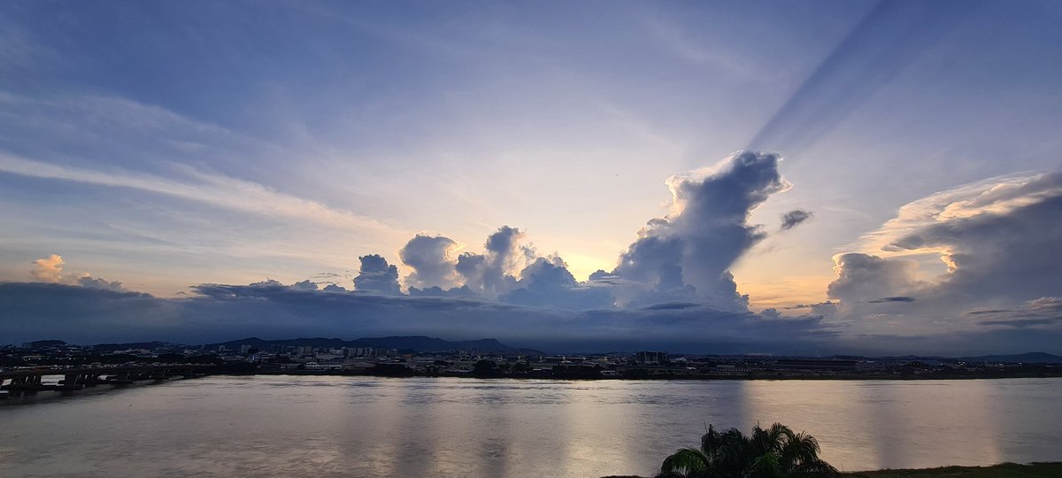 Rlindao's tweet photo. Guayaquil 18h12 https://t.co/nnBkpSBN53