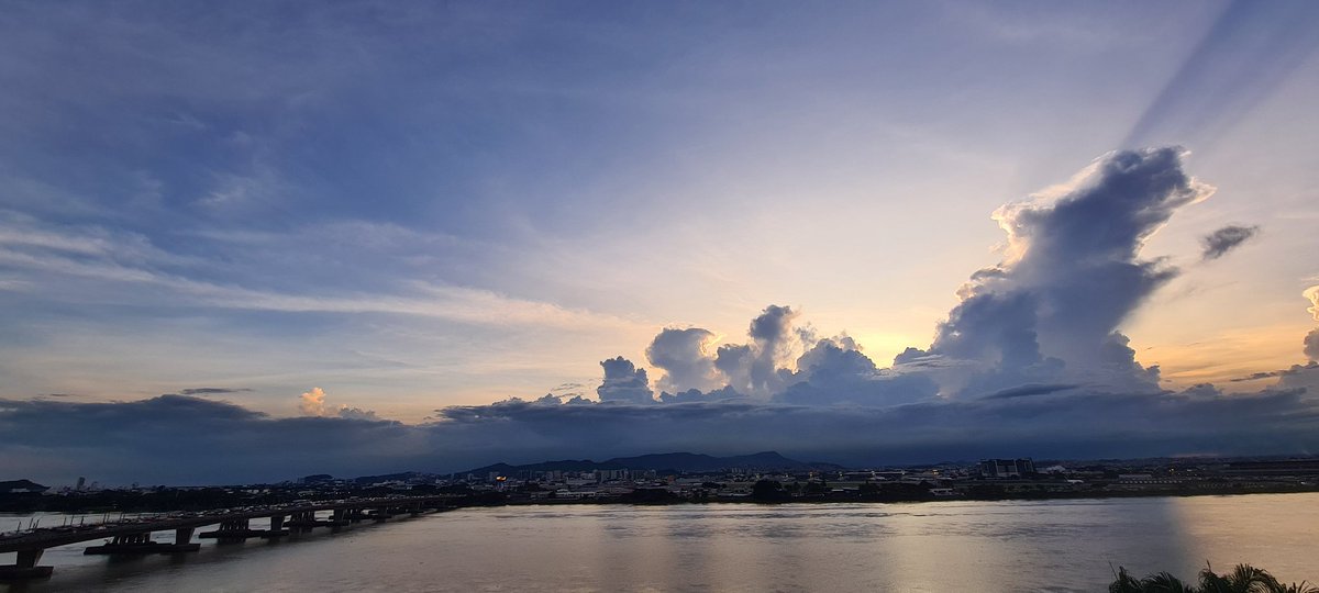 Rlindao's tweet photo. Guayaquil 18h12 https://t.co/nnBkpSBN53