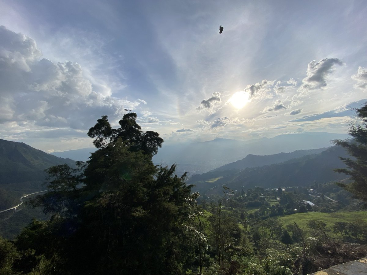 someone_ssn's tweet photo. @jaimemaussan1 Cuando fui a Medellín tome una foto sin querer llegando a Rionegro, vi algo muy similar después que llegue a casa https://t.co/T5CNpJYNxh