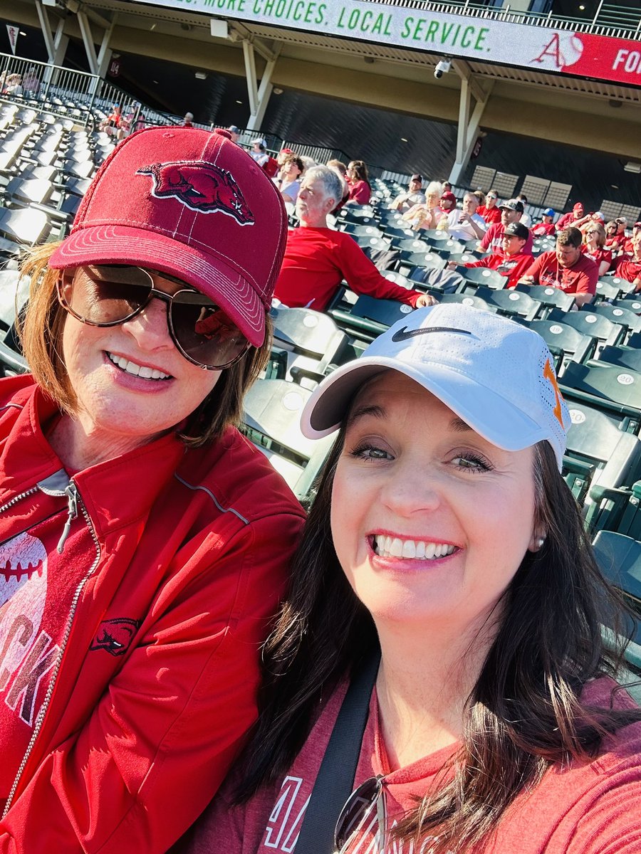 jsj2012's tweet photo. When you love Tennessee but your kid goes to Arkansas… Go Vols…I mean Hogs…I mean Vols! https://t.co/Cry7WXZF4y