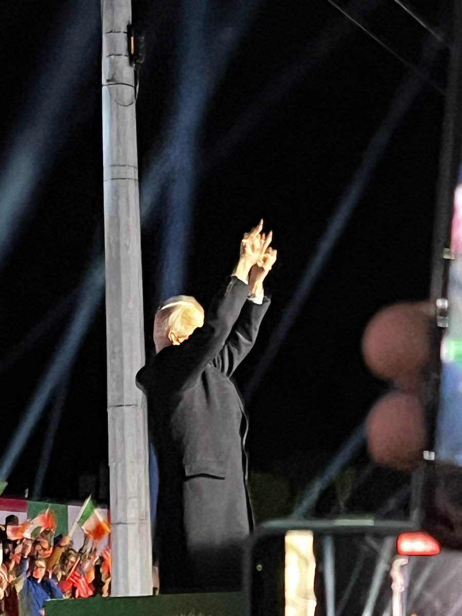 edith_delaney's tweet photo. A truly unforgettable evening - ending the week on a high #BideninBallina 🇮🇪🇺🇸 https://t.co/oMxcdQpcpG