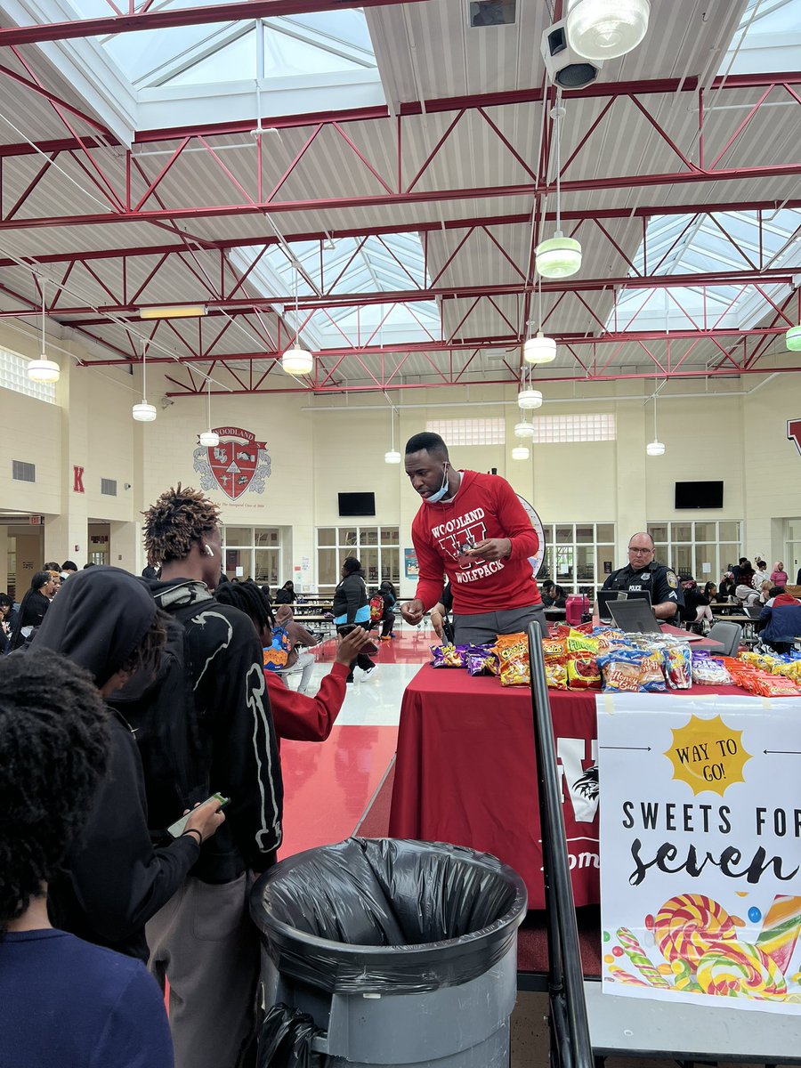 HRogersPi's tweet photo. Sweets for 7 today at all lunches! Students passing all 7 classes at T3 got to grab a sweet treat. #PBIS #ACES @WHS_HCS @purvisjackson02 https://t.co/MMcXnIubHL