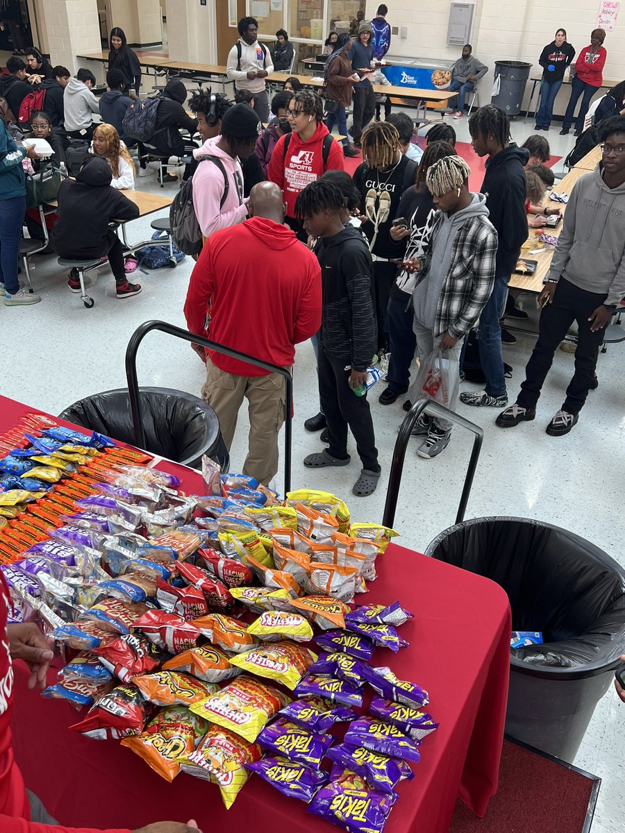 Sweets for 7 today at all lunches! Students passing all 7 classes at T3 got to grab a sweet treat. #PBIS #ACES <a href="/WHS_HCS/">Woodland High School</a> <a href="/purvisjackson02/">Purvis Jackson</a>
