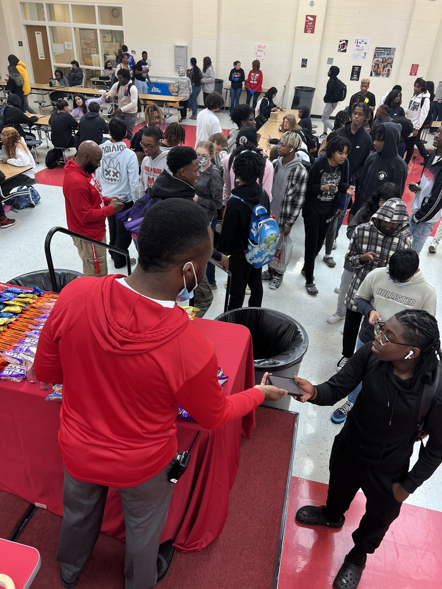 HRogersPi's tweet photo. Sweets for 7 today at all lunches! Students passing all 7 classes at T3 got to grab a sweet treat. #PBIS #ACES @WHS_HCS @purvisjackson02 https://t.co/MMcXnIubHL