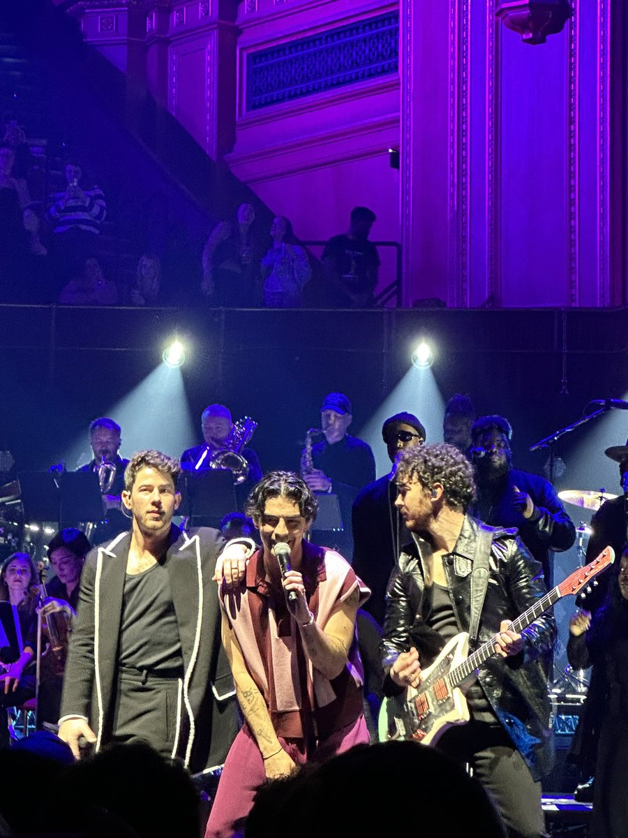 silly_billy101's tweet photo. Until next time 🖤 Thank you for an incredible evening @jonasbrothers @nickjonas @joejonas @kevinjonas #OneNightOnly @RoyalAlbertHall 🔥 https://t.co/vAPk2FLc2p