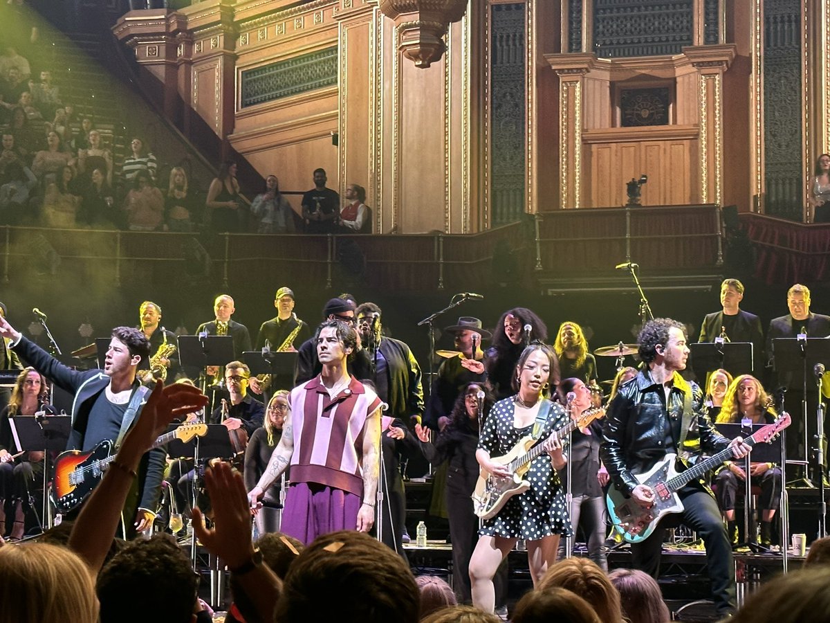 silly_billy101's tweet photo. Until next time 🖤 Thank you for an incredible evening @jonasbrothers @nickjonas @joejonas @kevinjonas #OneNightOnly @RoyalAlbertHall 🔥 https://t.co/vAPk2FLc2p