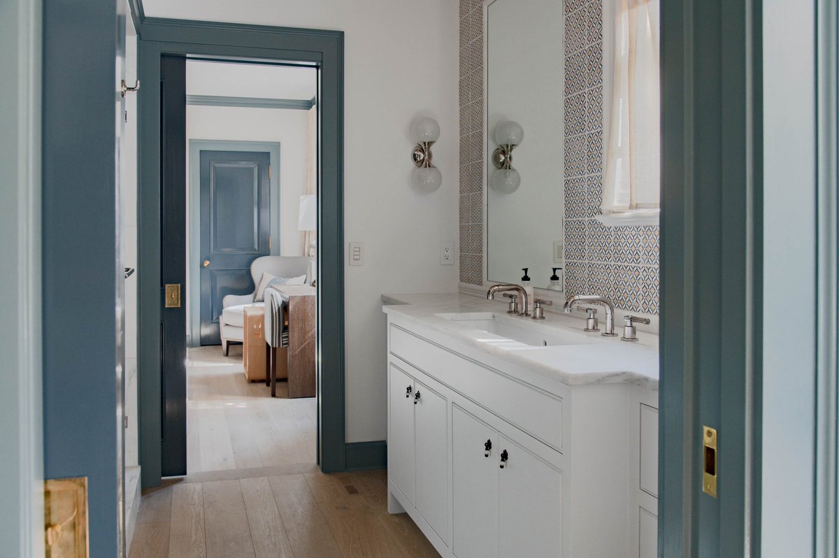 Bloomfield_Orig's tweet photo. It’s the natural light and calm paint touches for us. ✨ #bloomfieldoriginals #cabinet #interiordesign #bluebathroom #bluecabinets #graycabinets #bathroomdesign #bathroomcabinets
#customcabinetry #customcabinets
#kitchendesign #kitchen #custom #custommade #homedesign #nashville https://t.co/fhlPTjOB5z