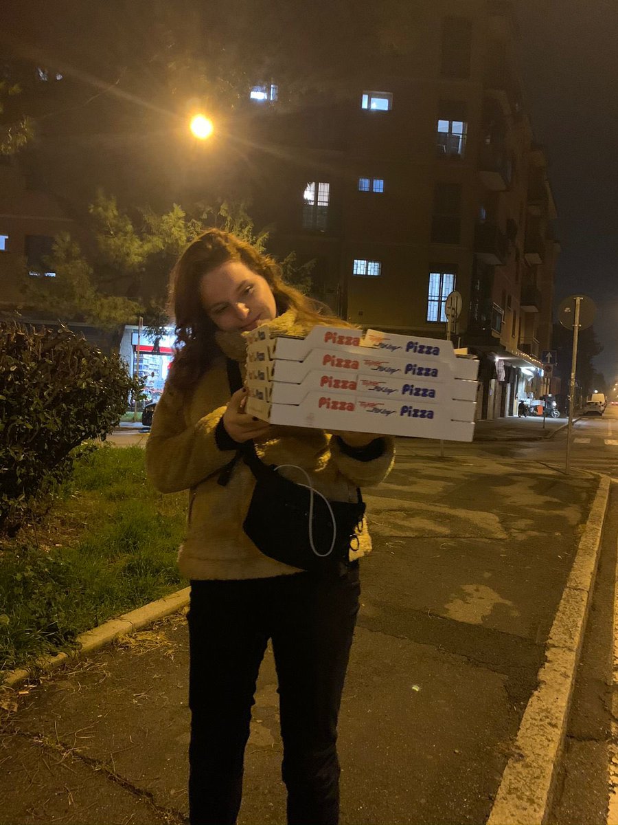 juzao's tweet photo. fiz meses de duolingo td dia pq ia levar meus pais numa viagem internacional pela 1a vez. fomos pra itália e queria impressionar eles né
1o dia fomos numa pizzaria na esquina do airbnb e eu “deixa comigo”
pedi em italiano uma pizza de 4 queijos🤌

chegaram QUATRO pizzas de queijo https://t.co/YDRxf2YRGe