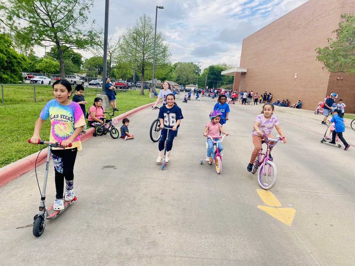 vanessa_315's tweet photo. PersonalizeDISD: RT @MariaRossAP: HBG’s Bike Night was a blast! Thank you students and families for joining us! @HBGonzalezPLA @PersonalizeDISD @HbGonzalezPta @CoachAlmendarez @Principal_JP @dallasschools #LearningisFundamental https://t.co/cvNVJkUof7