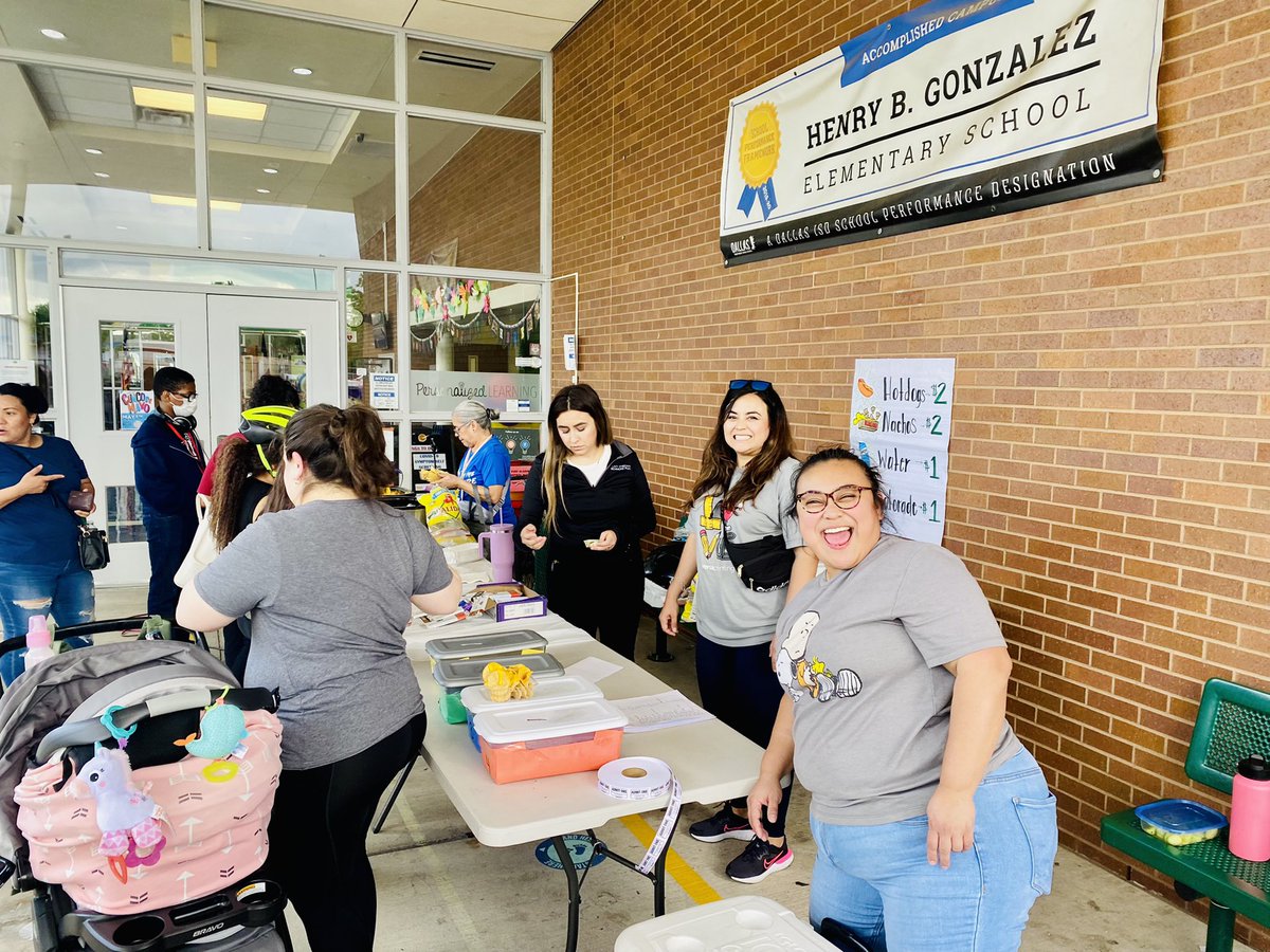 vanessa_315's tweet photo. PersonalizeDISD: RT @MariaRossAP: HBG’s Bike Night was a blast! Thank you students and families for joining us! @HBGonzalezPLA @PersonalizeDISD @HbGonzalezPta @CoachAlmendarez @Principal_JP @dallasschools #LearningisFundamental https://t.co/cvNVJkUof7