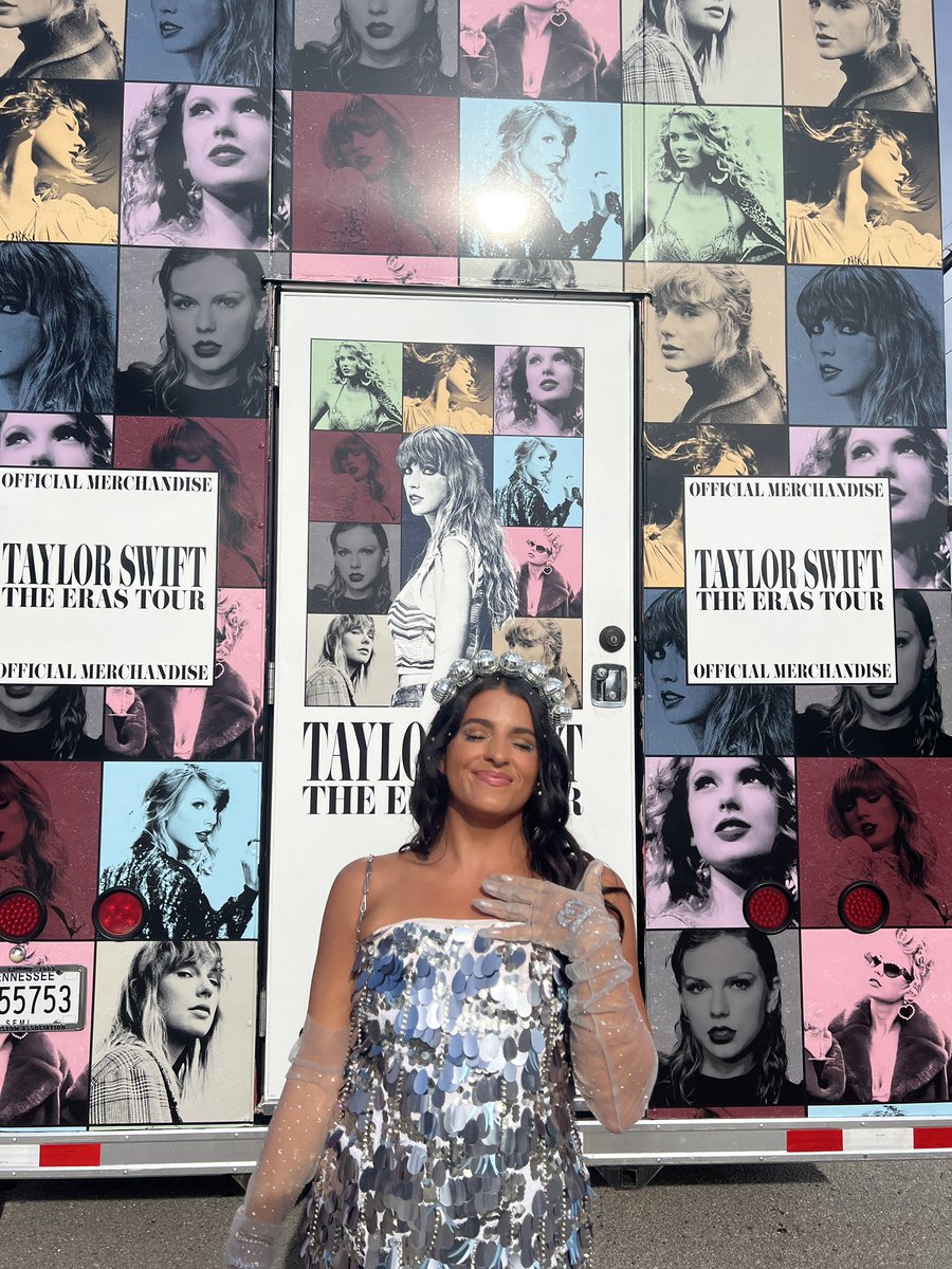 vickscelis's tweet image. she’s a mirrorball✨🪩🤍 #TampaTSTheErasTour @taylornation13