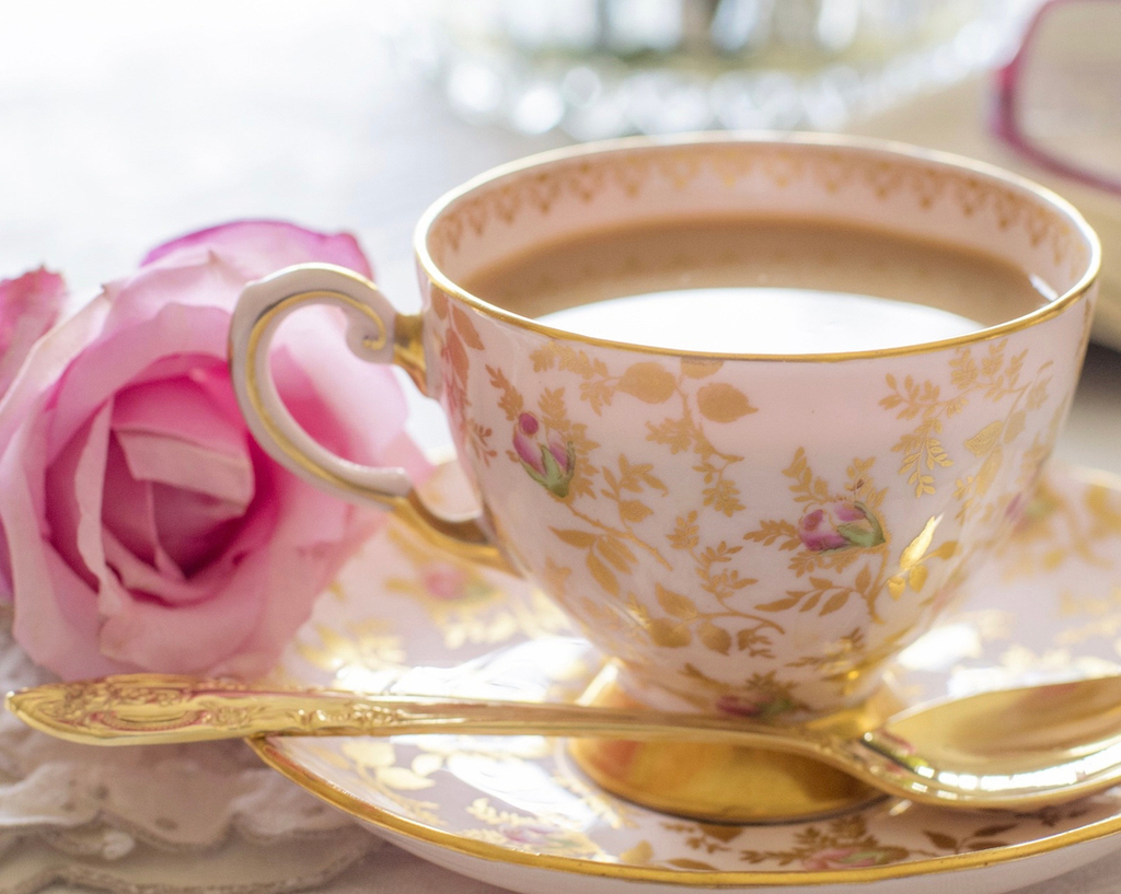 Dainty, decadent, and most importantly, delicious! Our Rose Gold Rosé caramels pair perfectly with a cup of tea. 💐🫖​​​​​​​​​.
.
. 
#lebongarcon #caramel #treatyourself #locallymade #rosegoldrosé