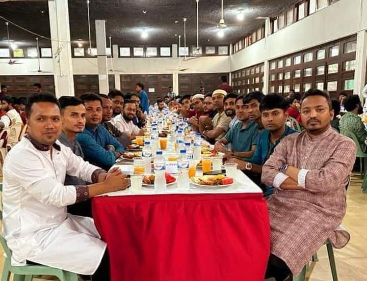Iamcomillaboy's tweet photo. ঢাকা বিশ্ববিদ্যালয় সাংবাদিক সমিতি কর্তৃক আয়োজিত বৈশ্বিক পরিবর্তন ও শিক্ষার ধারা ঢাকা বিশ্ববিদ্যালয়ের চ্যালেঞ্জ ও সম্ভাবনা  শীর্ষক আলোচনা সভা ও ইফতার মাহফিল। https://t.co/xfyru3CZaa
