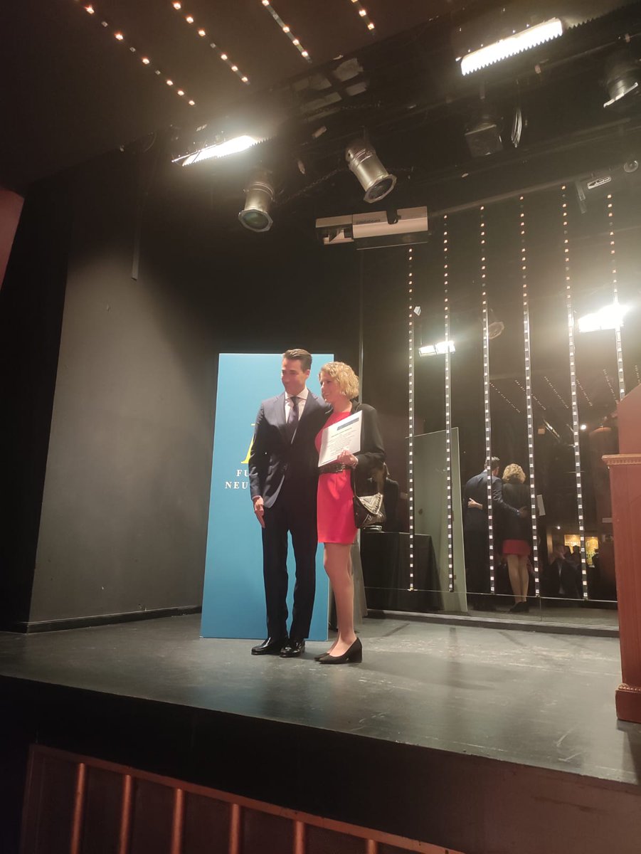 HrcServicio's tweet photo. Terminamos el #congresoneumomadrid con dos  premios: al mejor caso clínico y a la mejor comunicación oral. Muchas gracias a @NeumoMadrid Nos vemos muy pronto! @AldaraGarciaNM https://t.co/xZ13rrqWmT