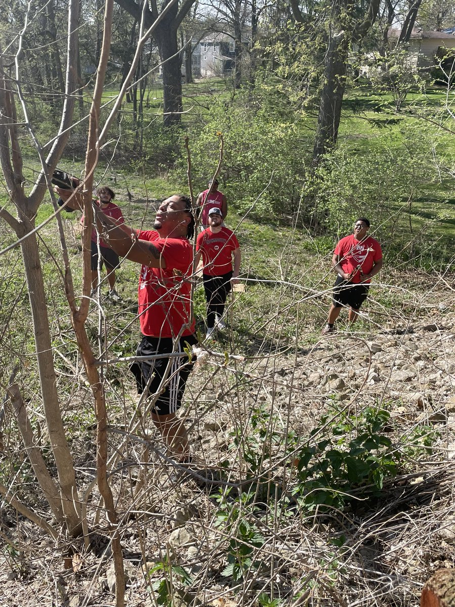 Outstanding job by our <a href="/RollScotsFB/">Monmouth College Football</a> players cleaning up yards around Monmouth!  #RollScots #ALLIN