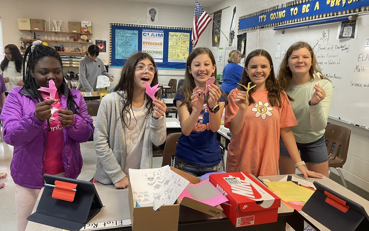MrsVargas4's tweet photo. Origami Club today @CrosswindElem https://t.co/UUu9hekjPj