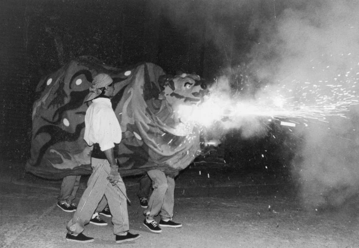 BestiesdeFoc's tweet photo. Activitats pel mes d'Abril.
⚠️Taula rodona-vermut sobre bestiari festiu⚠️
Dracs a Badalona. Badalona Bèsties de Foc referent de la cultura del Foc.
● Xavier Cordomí: investigador i activista en cultura popular d'arrel tradicional

🧵1/3 https://t.co/m1Zadaw3Uk