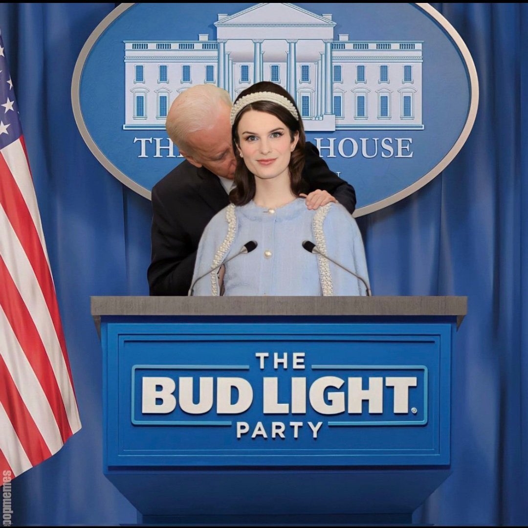 DudLight's tweet photo. 👃🏼 Smells like trouble is brewing. #dudlight #thisbeersnotforyou #budlight 

Credit: source unknown https://t.co/BxSA1EOxor