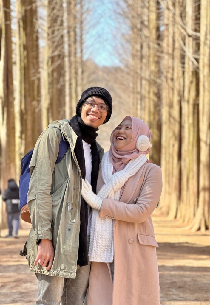 Listen here guys, go buy this tripod especially yang travel berdua macam i and husband i. Literally my life saviour 💯 gambar nampak cantik macam bawak photographer. Worth every penny.

A thread:
#SalwaShops