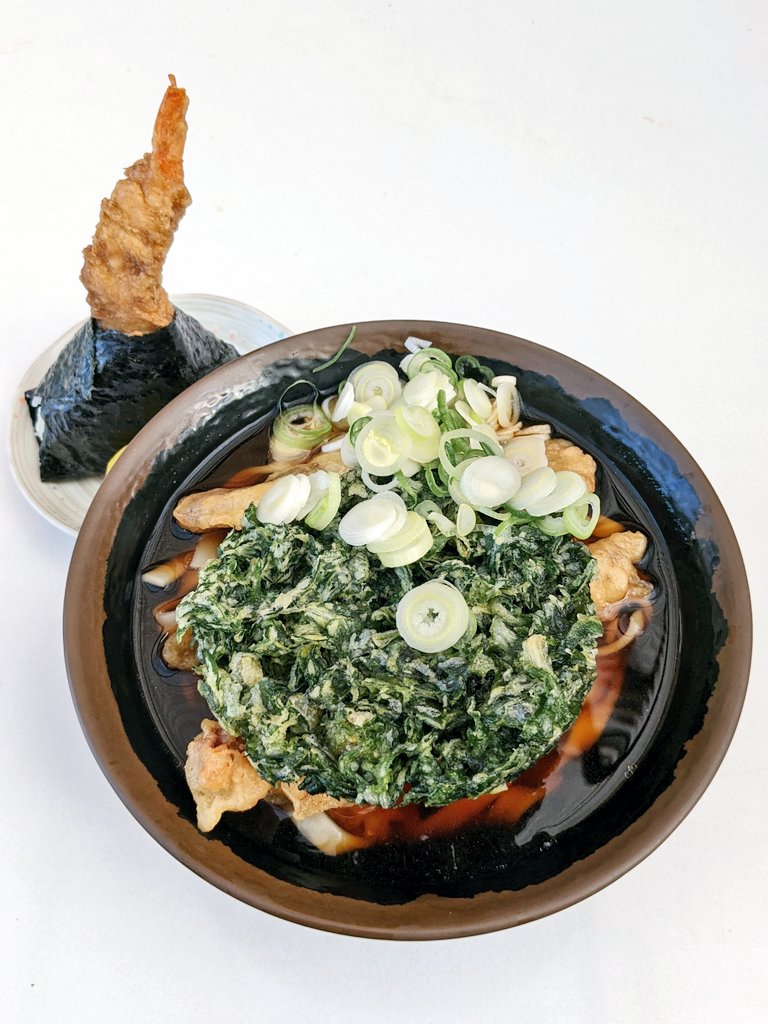 inkusogram's tweet photo. げそ天きしめんに春菊天、えび天おにぎりで810円。マダムの気分次第で量が決まるゲソ天もほぼ衣。野獣先輩のアレをイメージ。

#春菊天うどん
#ゲソ天うどん
#春菊天
#ゲソ天
#きしめん
#立ち食いそば
#路麺
#朝うどん
#朝食
#noodlesoup
#kishimen
#udon
#flatnoodles
#noodles
#tempura
#breakfast https://t.co/bhqe5btJQb
