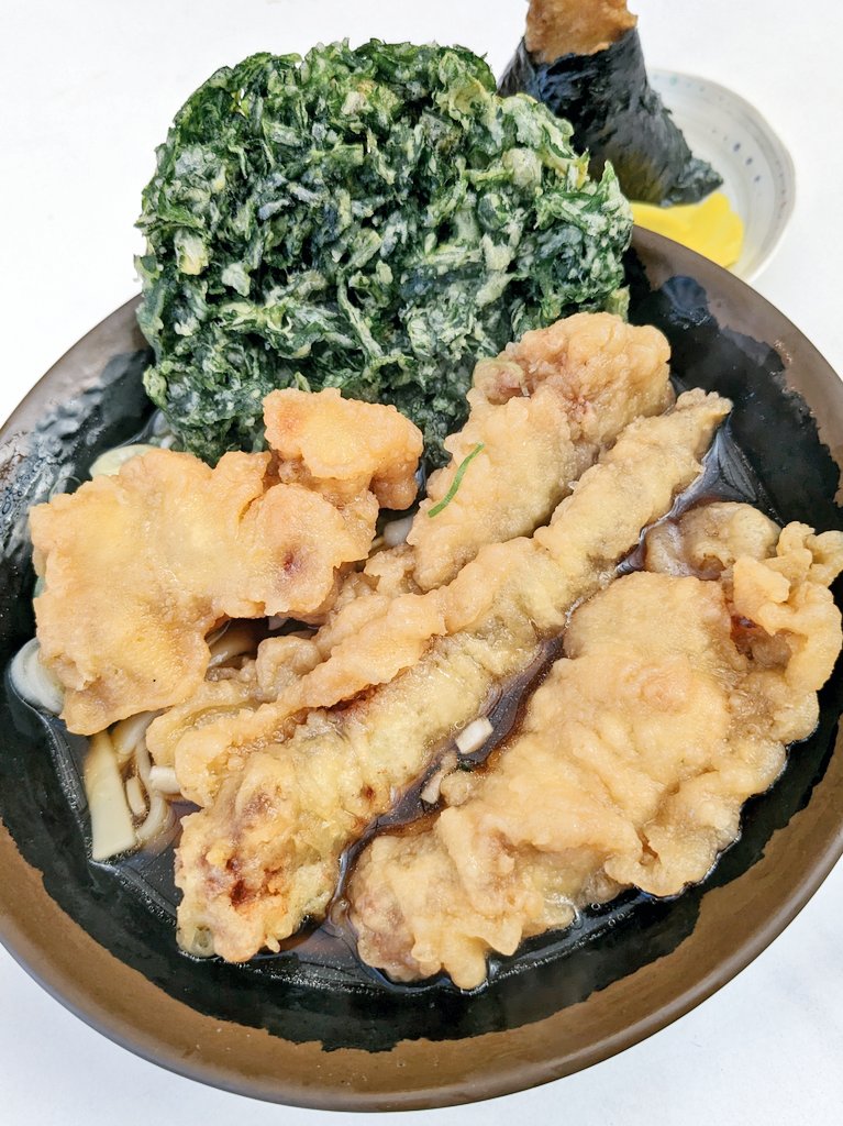 inkusogram's tweet photo. げそ天きしめんに春菊天、えび天おにぎりで810円。マダムの気分次第で量が決まるゲソ天もほぼ衣。野獣先輩のアレをイメージ。

#春菊天うどん
#ゲソ天うどん
#春菊天
#ゲソ天
#きしめん
#立ち食いそば
#路麺
#朝うどん
#朝食
#noodlesoup
#kishimen
#udon
#flatnoodles
#noodles
#tempura
#breakfast https://t.co/bhqe5btJQb