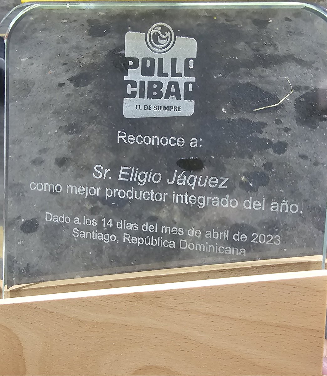eligiojaquez's tweet photo. Agradezco la distinción con que nos ha honrado la empresa avícola Pollo Cibao, al término de su seminario "Unidos por la Avicultura Dominicana", celebrado en un lujoso salón de Santiago, RD. Este reconocimiento lo compartí con mi esposa Nanán y mi hijo Danieli, por sus apoyos. https://t.co/mihw4FNPWg