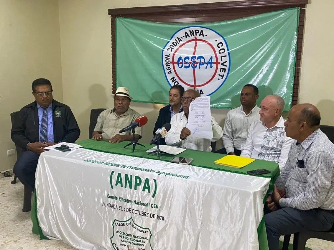 RCCNoticiasRD's tweet photo. El ingeniero Danilo Severino, presidente de la ANPA responsabilizó a funcionarios del Ministerio de Agricultura de frustrar elecciones, cuyo conflicto por el control de ese gremio reza en los tribunales con audiencia pautada para mayo. 

https://t.co/x5dzLmPO8J

#RCCMedia #NoticiasRCC #ANPA