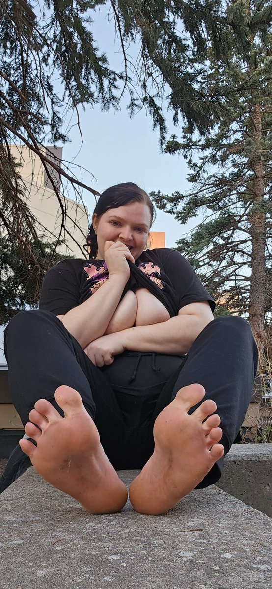 Monstrous_cutie's tweet photo. Titties and toes out on a Friday night 😜 https://t.co/nKa8obgZp8
