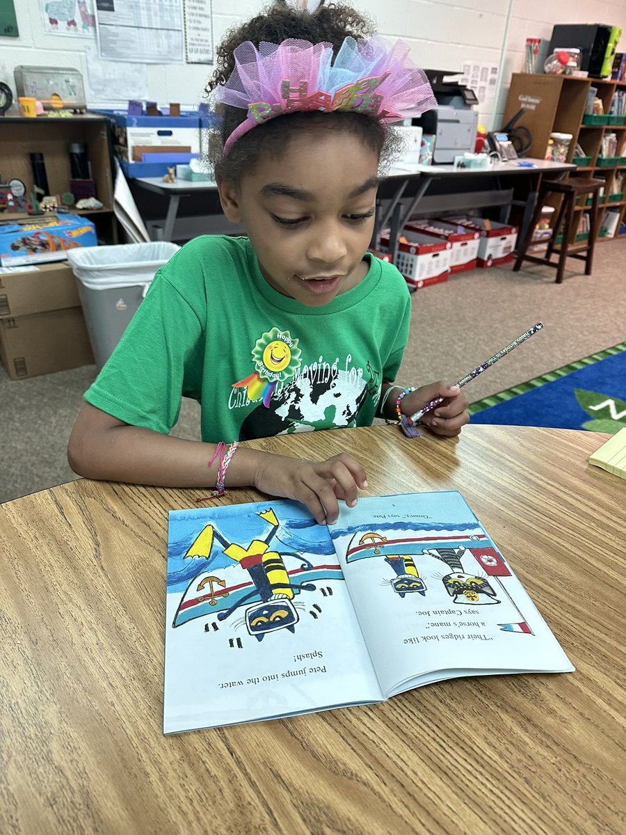 Look who came to read to me today !! I love Pete the Cat!! ❤️📚Happy Birthday!!! <a href="/EdTechPrice/">Amanda Price M.Ed_KES</a> <a href="/HumbleISD_TE/">Timbers Elementary</a>