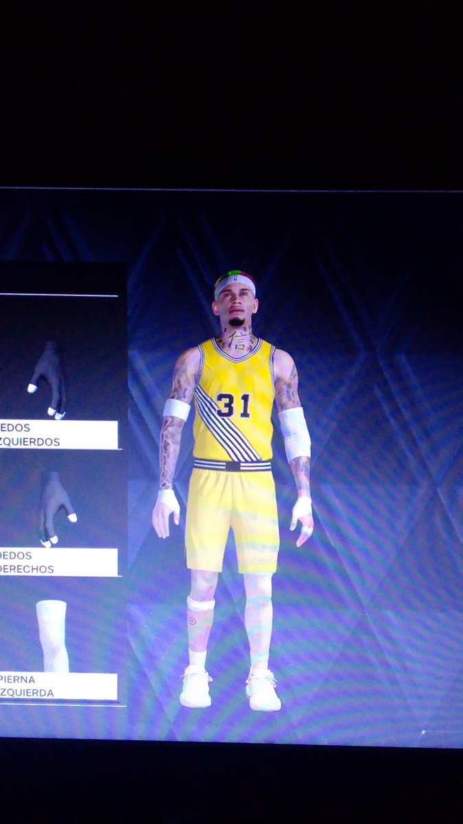 Posición - Base
Altura - 6'9
Peso - 210 lbs
PPP - 22
RPP - 5,67
APP - 6,33
TPP - 1
RPP - 1,33
3PT - 69,2 %
TL - 75 %
TC - 67,5 %