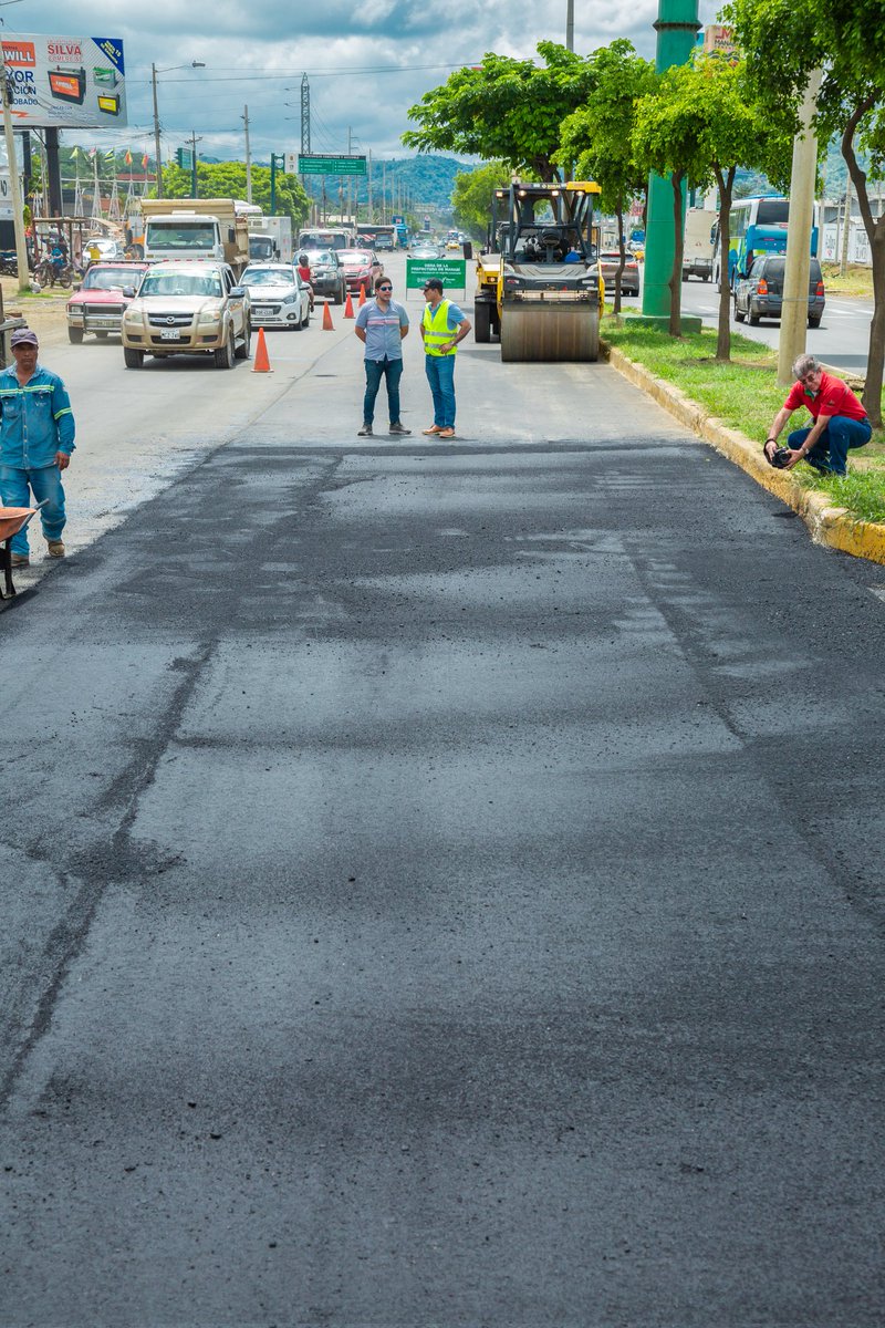 ManabiV's tweet photo. Mantenemos la seguridad vial con trabajos de aplicación de carpeta asfáltica en el kilómetro 2, sentido Portoviejo – Manta.

En la jornada de hoy participó un nutrido grupo de técnicos y obreros, junto a nuestro gerente Ing. Gonzalo Medina.

@Leoorlandoa 
@PrefecturManabi https://t.co/2SiMyML6qJ