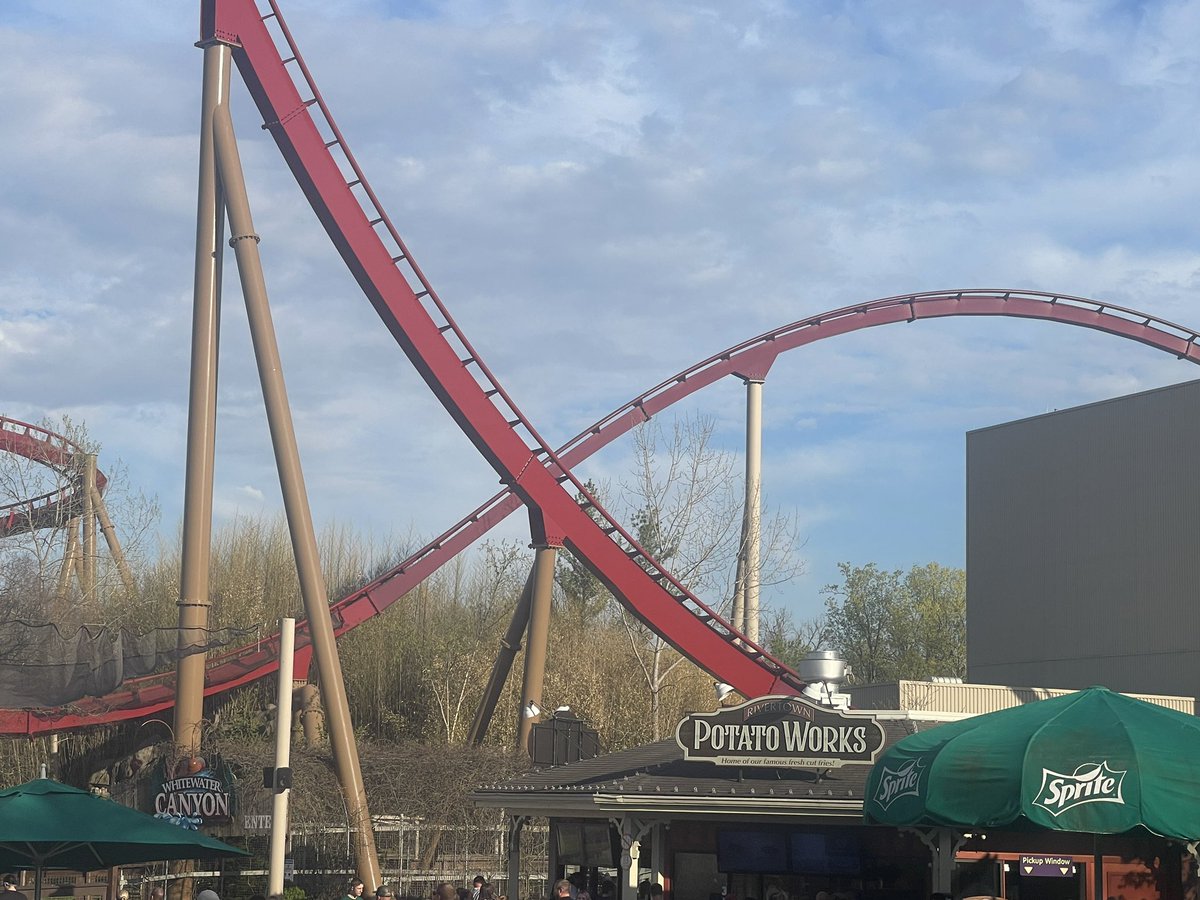 BuckeyeCoaster's tweet image. Painting is underway on #Diamondback at @kingsislandpr! #KingsIsland 

The painting is being done by @BaynumSolutions! It looks really good! #baynumsolutions