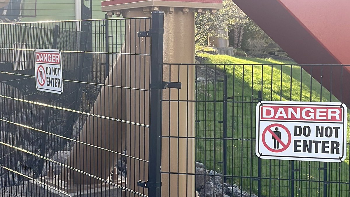 BuckeyeCoaster's tweet image. Painting is underway on #Diamondback at @kingsislandpr! #KingsIsland 

The painting is being done by @BaynumSolutions! It looks really good! #baynumsolutions