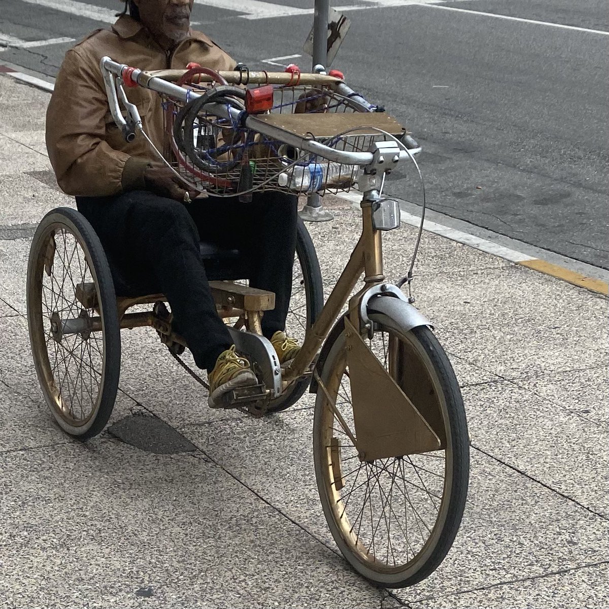 HowTheWestWS's tweet photo. Cool bike alert. #BikingLA 

@BikeLanesLA @bikinginla @EntitledCycling @streetsforall @StreetsblogLA https://t.co/7D68D52CHc