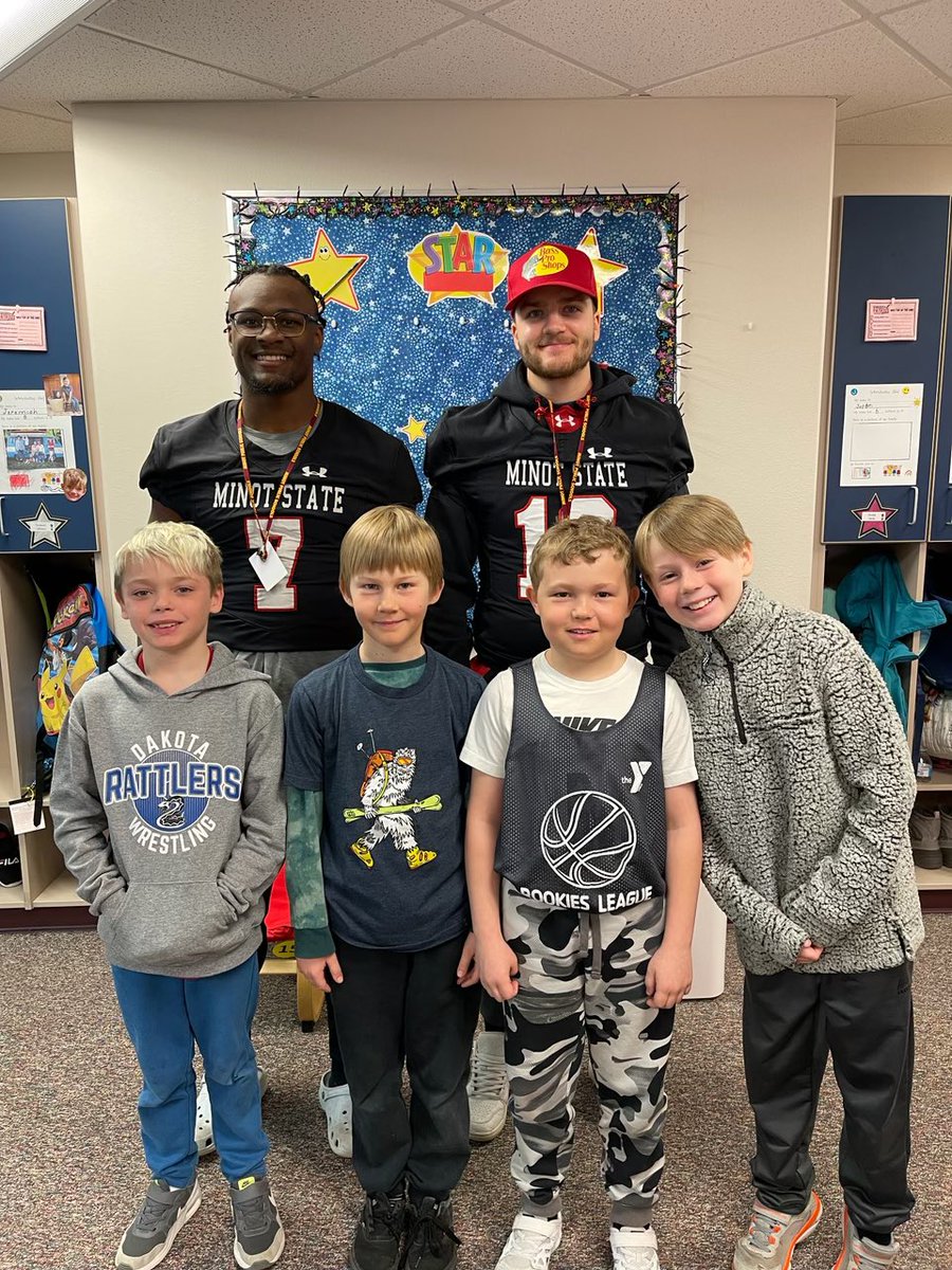 MSUBeaversFB's tweet photo. Giving back! A few Beavers were able to make it over to Washington Elementary today to spend time in class and have some fun! #Minot https://t.co/uXcx3DOZHW