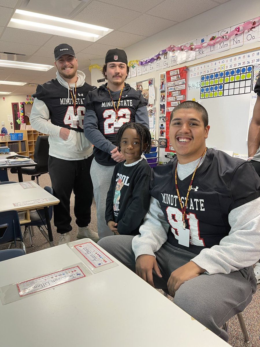 MSUBeaversFB's tweet photo. Giving back! A few Beavers were able to make it over to Washington Elementary today to spend time in class and have some fun! #Minot https://t.co/uXcx3DOZHW