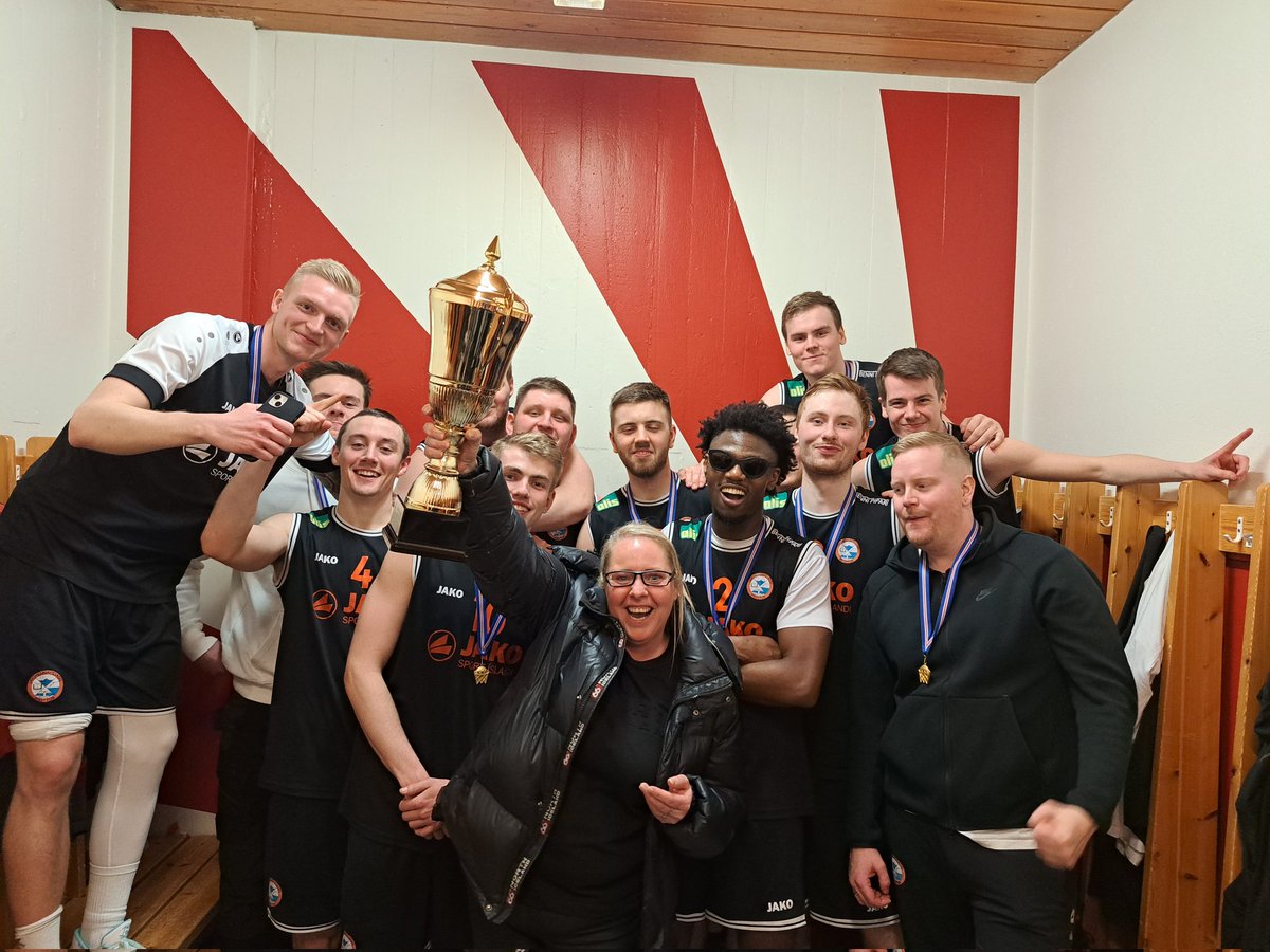 Við erum Íslandsmeistarar í 2. deild karla eftir sigur á stórveldinu í Hólminum 🏆🏀 🏆

Þökkum Snæfell fyrir leikinn og mikið hrós fyrir frábæra umgjörð í kvöld. Það er margt hægt að læra af ykkur 🙏🙏🙏 

Brynja frá Tótuflatkökum með bikarinn góða 🧡🖤