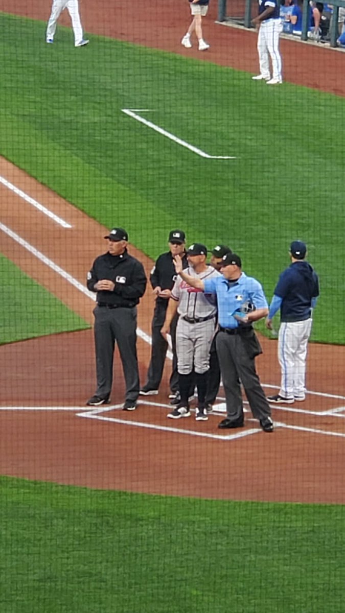 #Noti_Umpires🗞
¶
🇳 🇴 🇹 🇮 🇺 🇲 🇵 🇮 🇷 🇪 🇸
¶
#MannyGonzález79, en el plate meeting del juego de hoy Braves vs Royals.
¶
#HablandoEntreUmpires 🗣 💪🏼 #LoNuestroPrimero ⚾️ #UmpiresVenezolanosEnMLB #MLBUmpires