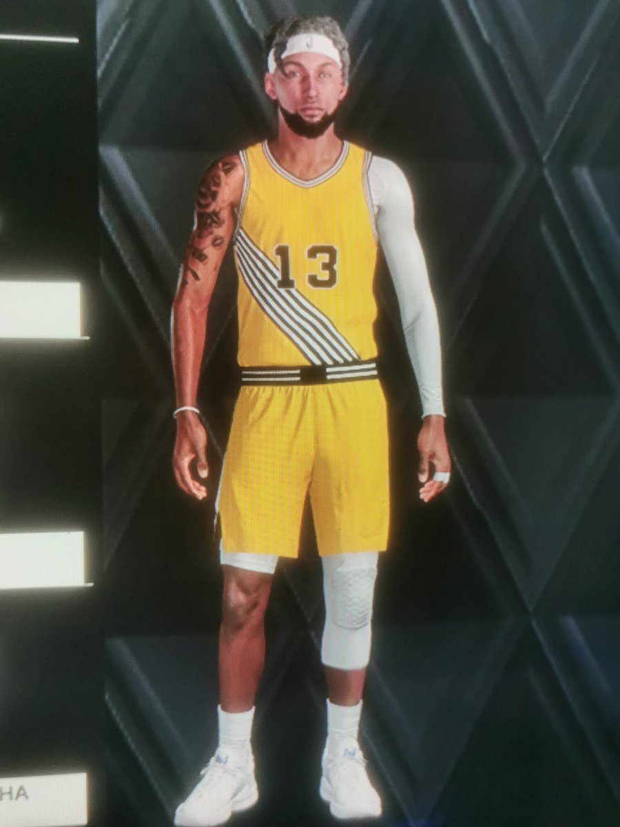 POSICIÓN - Escolta 
Altura - 6'8
Peso - 186 lbs
PPP - 11,75
RPP - 1
APP - 3,50
TPP - 0
RPP - 0,50
3PT - 64,7 %
TL - 100 %
TC - 53,3 %