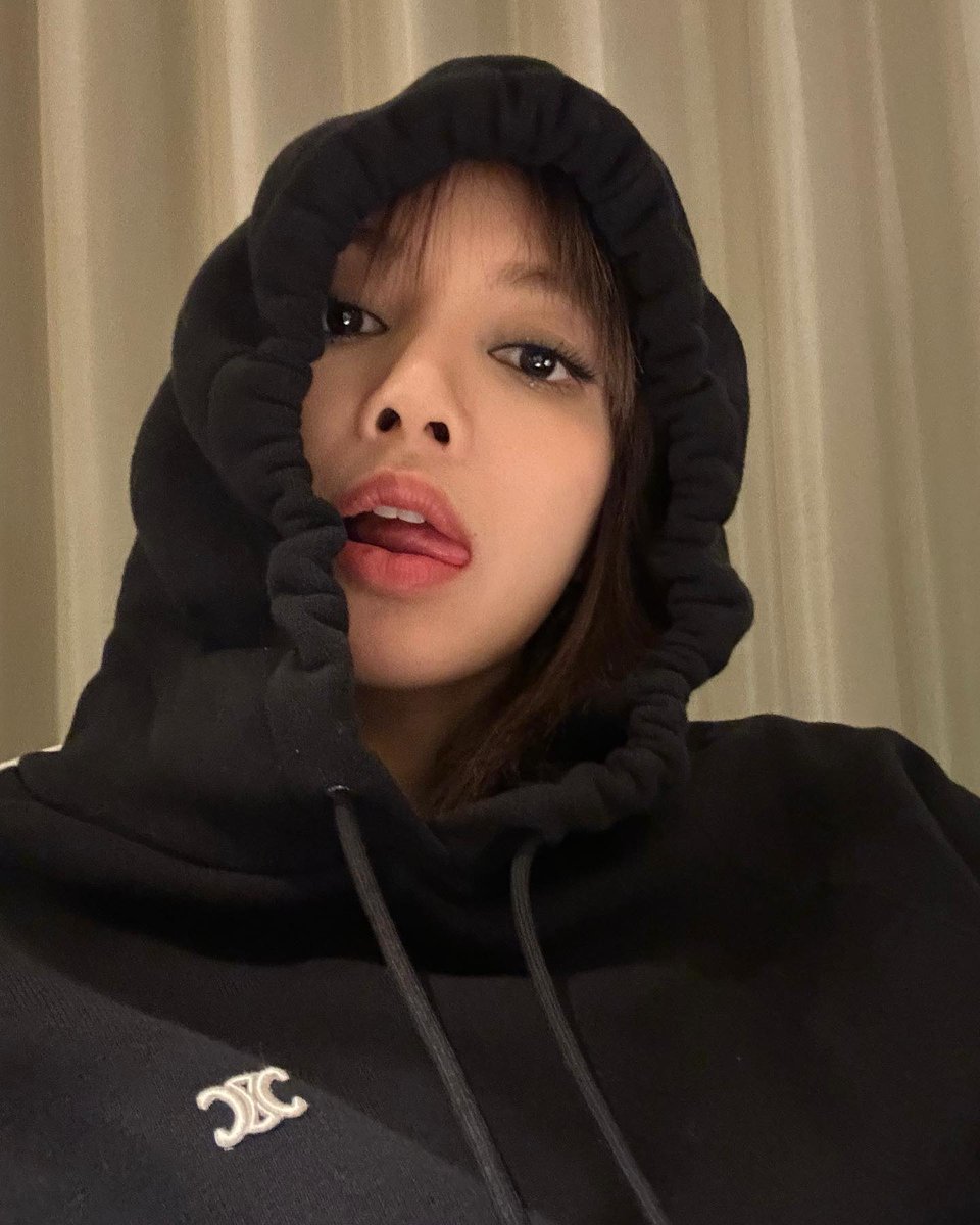 jenniesrenes's tweet photo. #LISA IG update! https://t.co/WShUPo4Jov