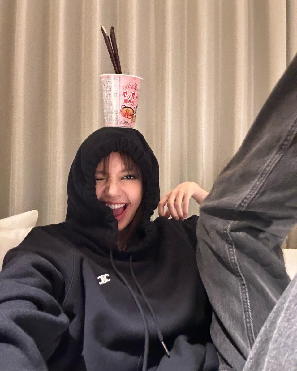 jenniesrenes's tweet photo. #LISA IG update! https://t.co/WShUPo4Jov
