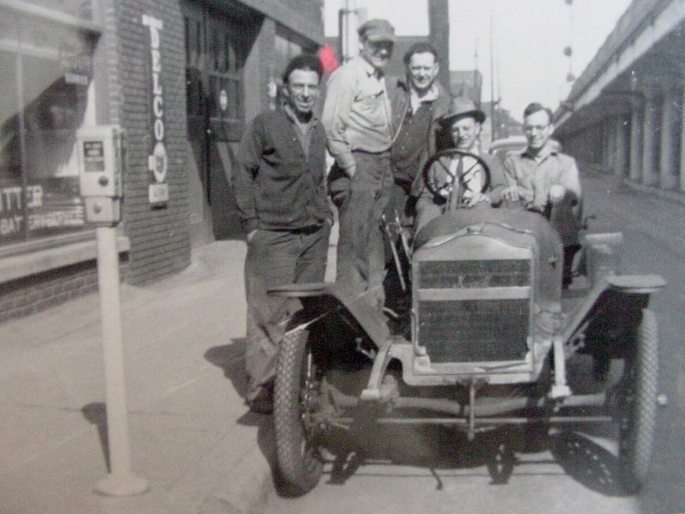 Anybody know #WhatCarIsThis? I don't have a clue cept my dad is the passenger. #classiccars