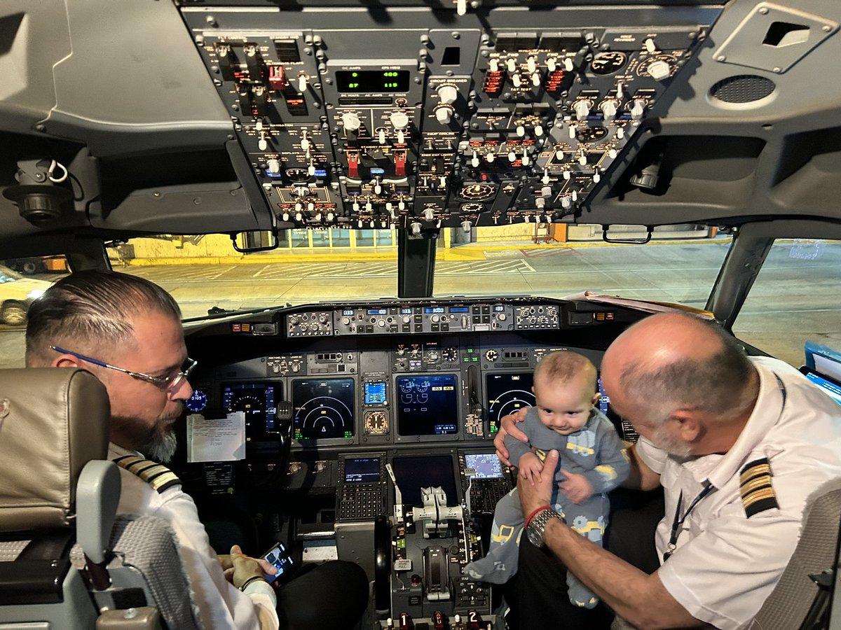becho14's tweet photo. Bautismo aéreo. 

Muchas gracias al comandante y la tripulación del vuelo AR1464 de @Aerolineas_AR  por la buena onda! https://t.co/EH7aHOC51k