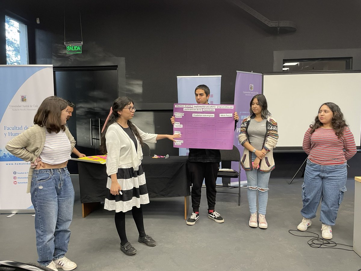 Hoy nuestra directora <a href="/Marihuan_27/">Gaby Marihuan</a> como última actividad oficial en su cargo antes de emprender rumbo a nuevos desafíos,  presentó los resultados de la ENJ a estudiantes de Pedagogía de la UACH en una jornada lúdica y participativa tal como es la tónica del trabajo de INJUV.