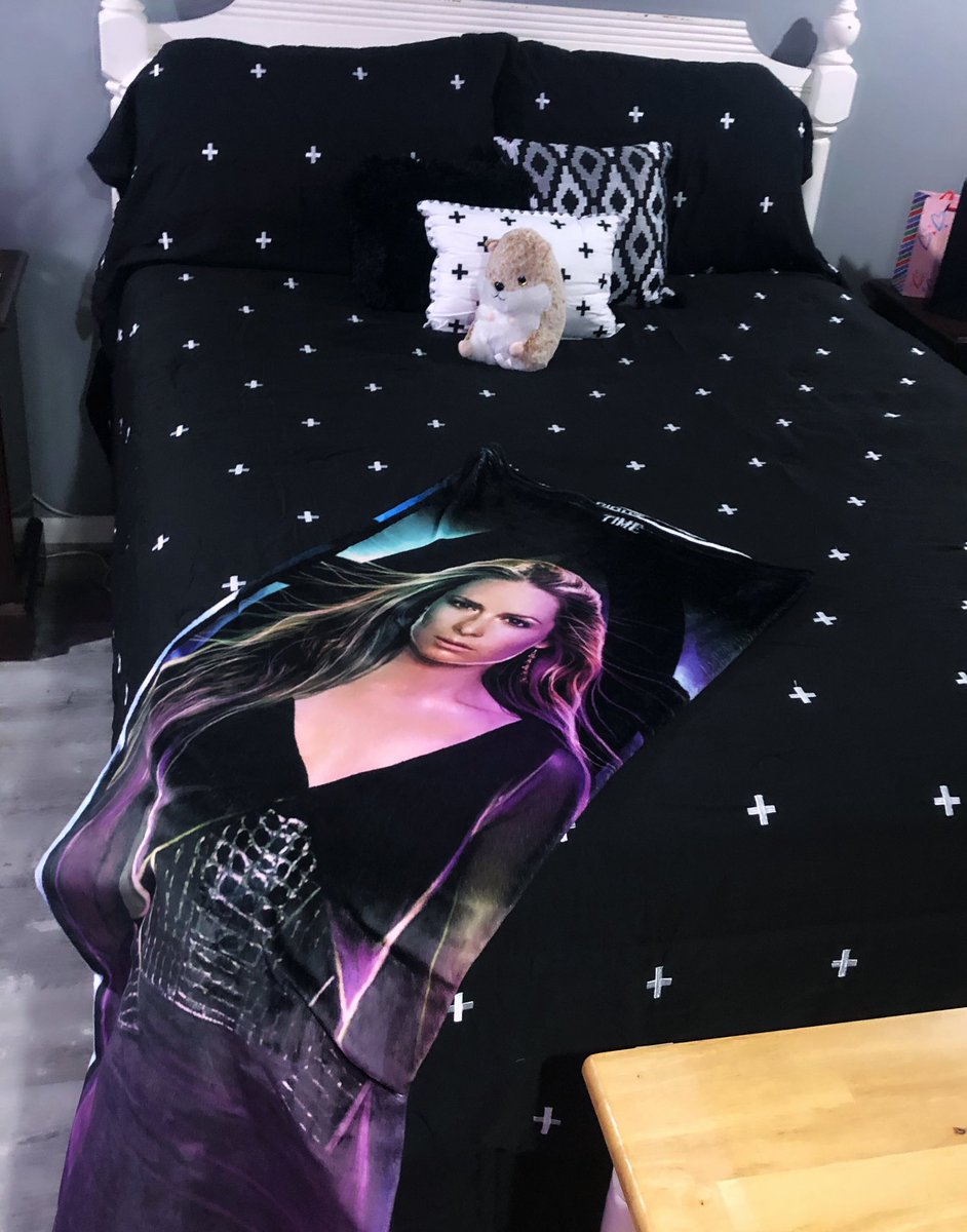 imwideawake30's tweet photo. New bedroom theme. 😌🖤✨

Taking a break from -baby yoda- for now.

#charmed #piperhalliwell #bedcoverset https://t.co/aQ32eaW2qu